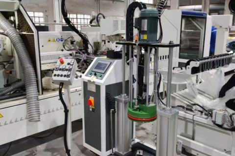 Why There Are Bubbles After the Hot Melt Adhesive Melts？