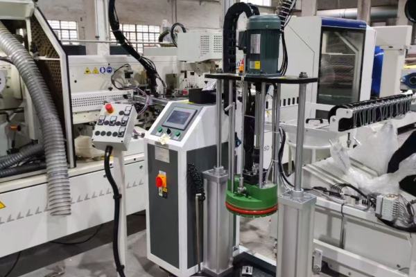 Why There Are Bubbles After the Hot Melt Adhesive Melts？