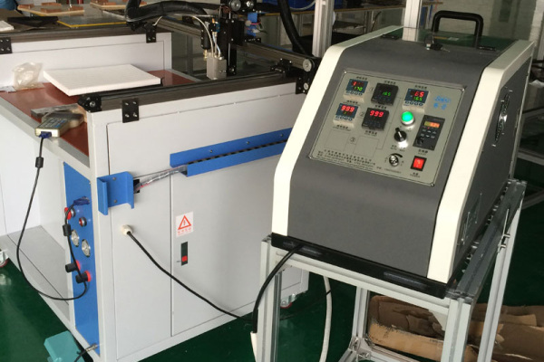 Hochtemperaturbeständige Heißschmelz-Spritzgeräte: Wie man die strengen Anforderungen der Elektronik- und Filterindustrie erfüllt