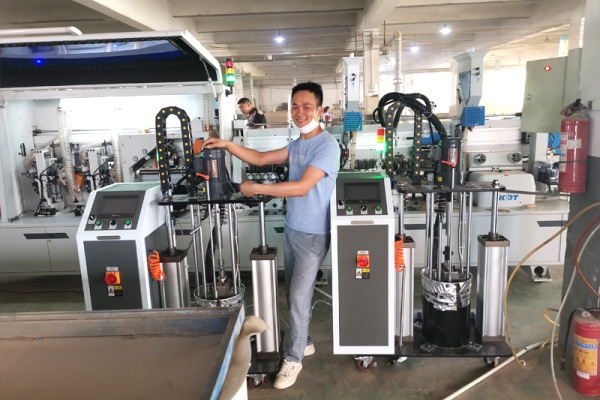 Comment choisir un équipement de pulvérisation d'adhésif thermofusible chinois pour la période de pointe de production d'emballages et d'hygiène avant le Nouvel An chinois ?