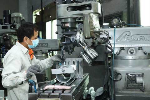 Machines à colle thermofusible vs machines à colle froide : quelles sont les véritables différences ?