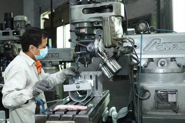 Machines à colle thermofusible vs machines à colle froide : quelles sont les véritables différences ?