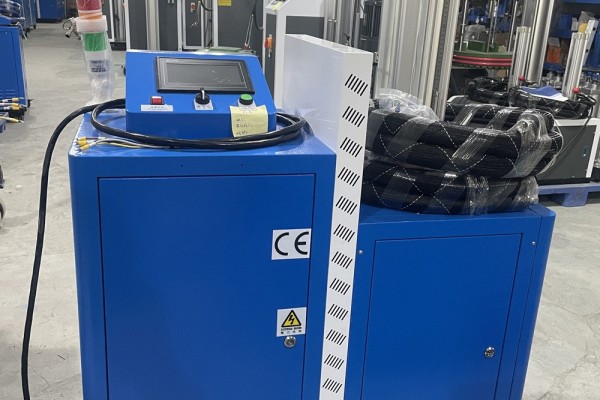 Wie können PUR-Heißklebemaschinen Probleme mit der Ablösung von Wasserdichtigkeit und Atmungsaktivität bei funktionalen Outdoor-Textilien lösen?