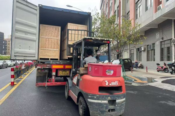 Saipu Electromechanical expandiert in Europa: Hochleistungs-Schmelzklebstoffmaschinen steigern die Fertigungseffizienz