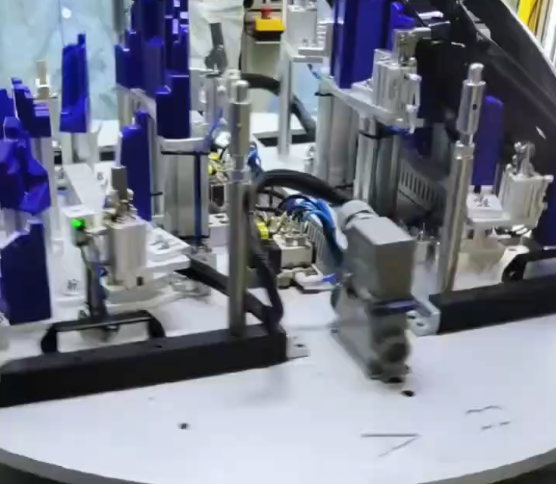 Suchen Sie nach automatisierten Hochleistungs-Klebeanlagen für die Fahrzeugbeleuchtung? Sehen Sie sich den Saipu 6-Achs-Roboter-PUR-Dispenser an.