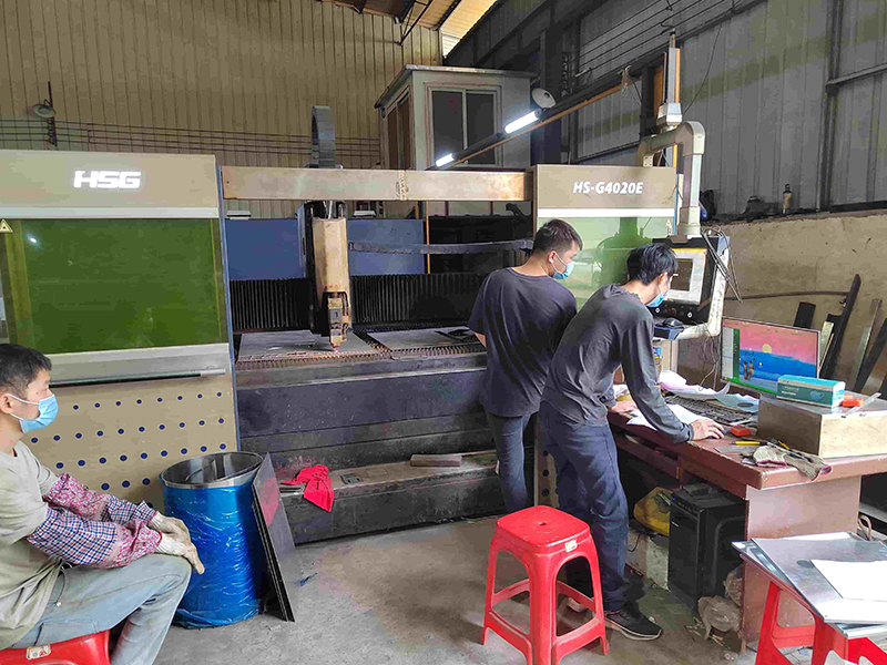 Sheet metal manufacturing workshop for packaging machines
