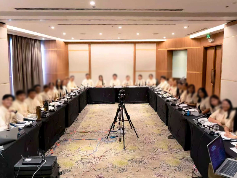 Système de conférence numérique AIMICIOT déployé pour une réunion formelle à plusieurs participants AIMICIOT Système de conférence numérique AIMICIOT déployé pour une réunion formelle à plusieurs participants AIMICIOT