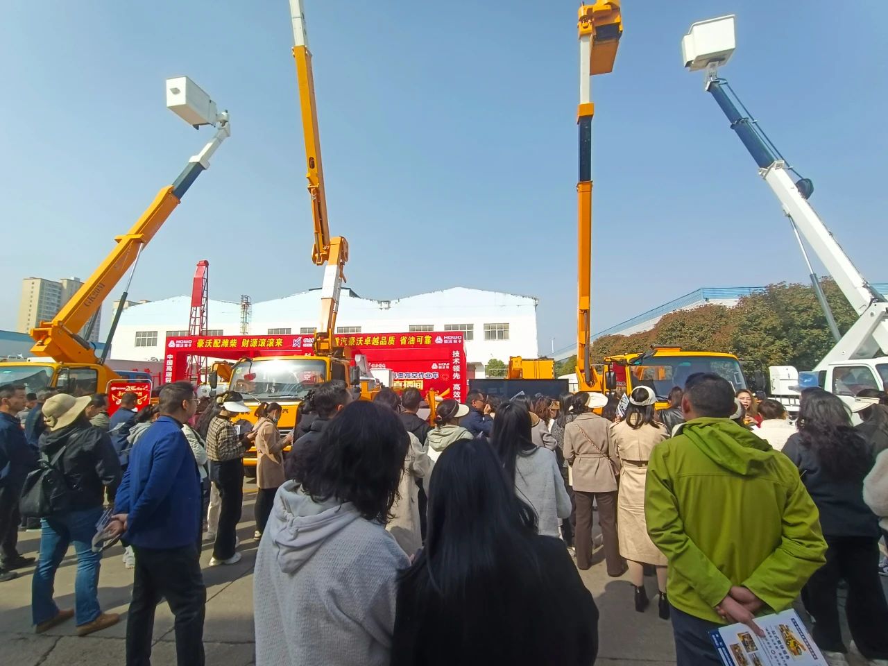 Chengli Automobile Group independently developed and produced the first intelligent 45,000-volt insulated aerial work vehicle