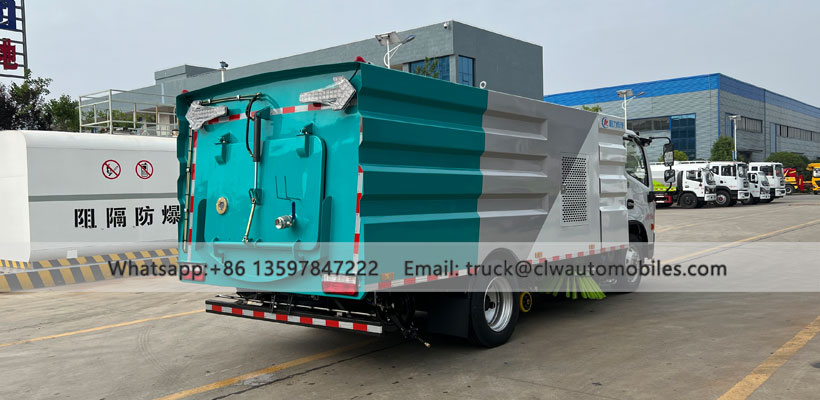 Road Sweeping and Cleaning Truck