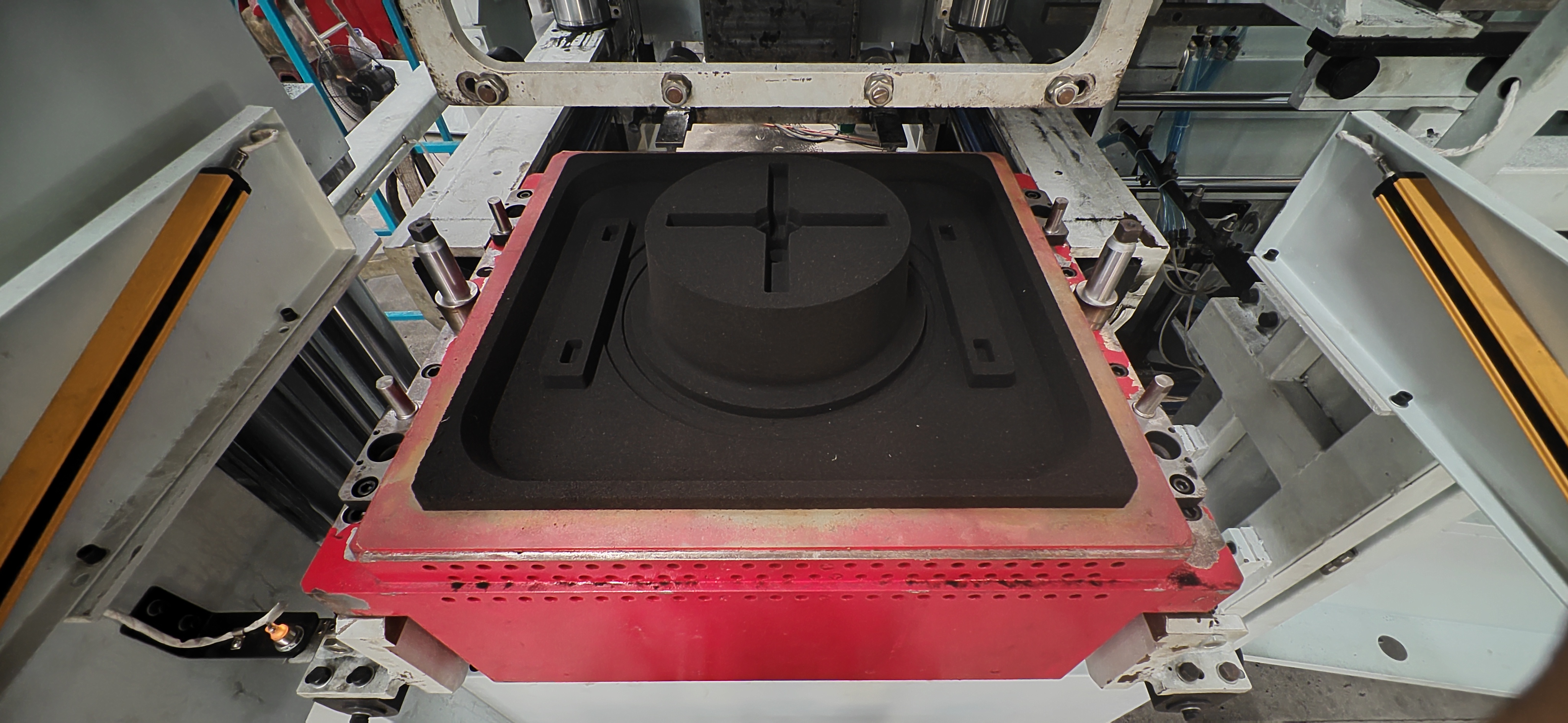 Foundry molding machine with vertical sand shooting and horizontal parting