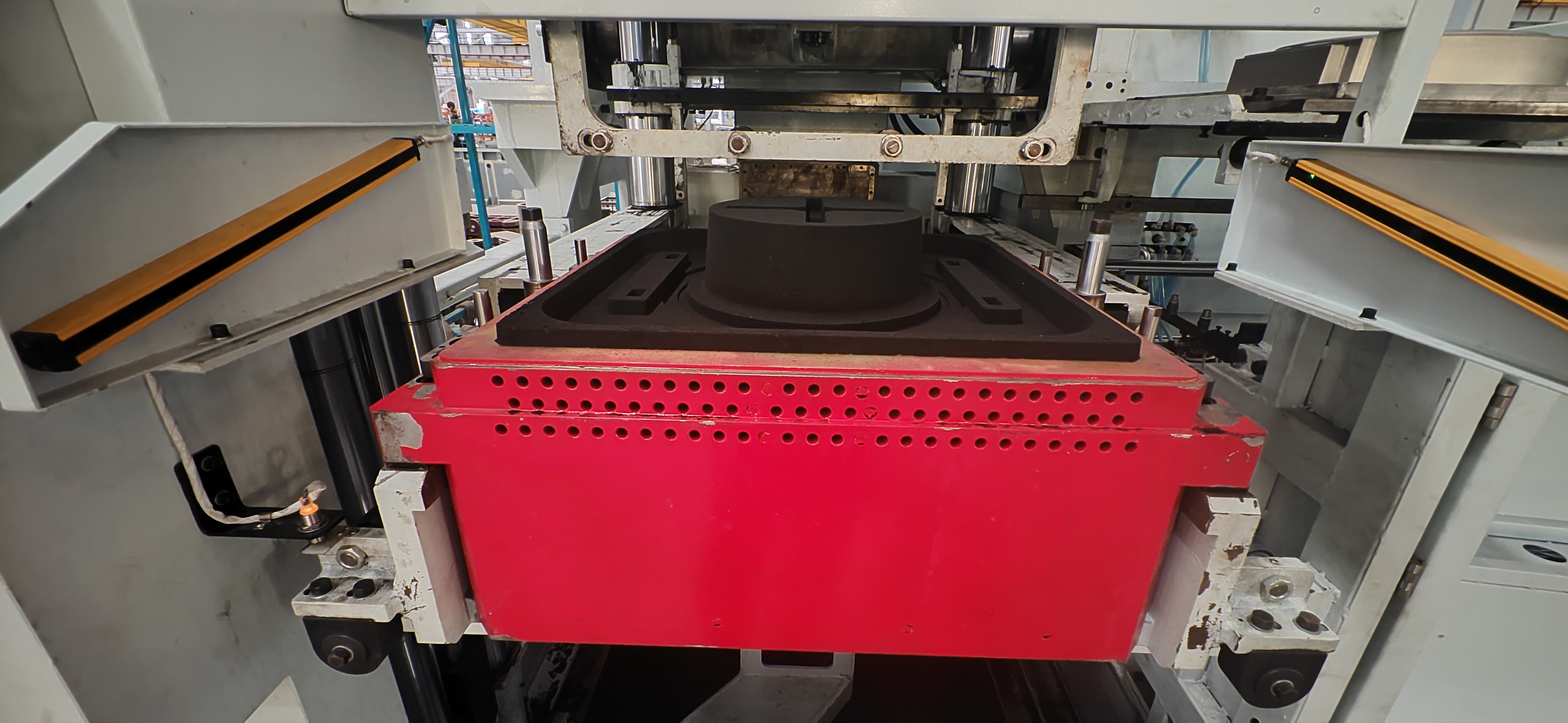 Foundry molding machine with vertical sand shooting and horizontal parting