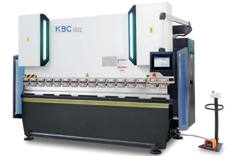 Fabricación de precisión: Dominando los gabinetes eléctricos con la tecnología de plegadora Xuji KBC2542-MT15.