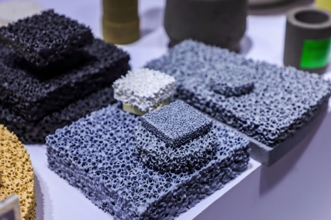 ¿Cómo se utilizan los filtros cerámicos espumados en la producción de aleaciones de aluminio?