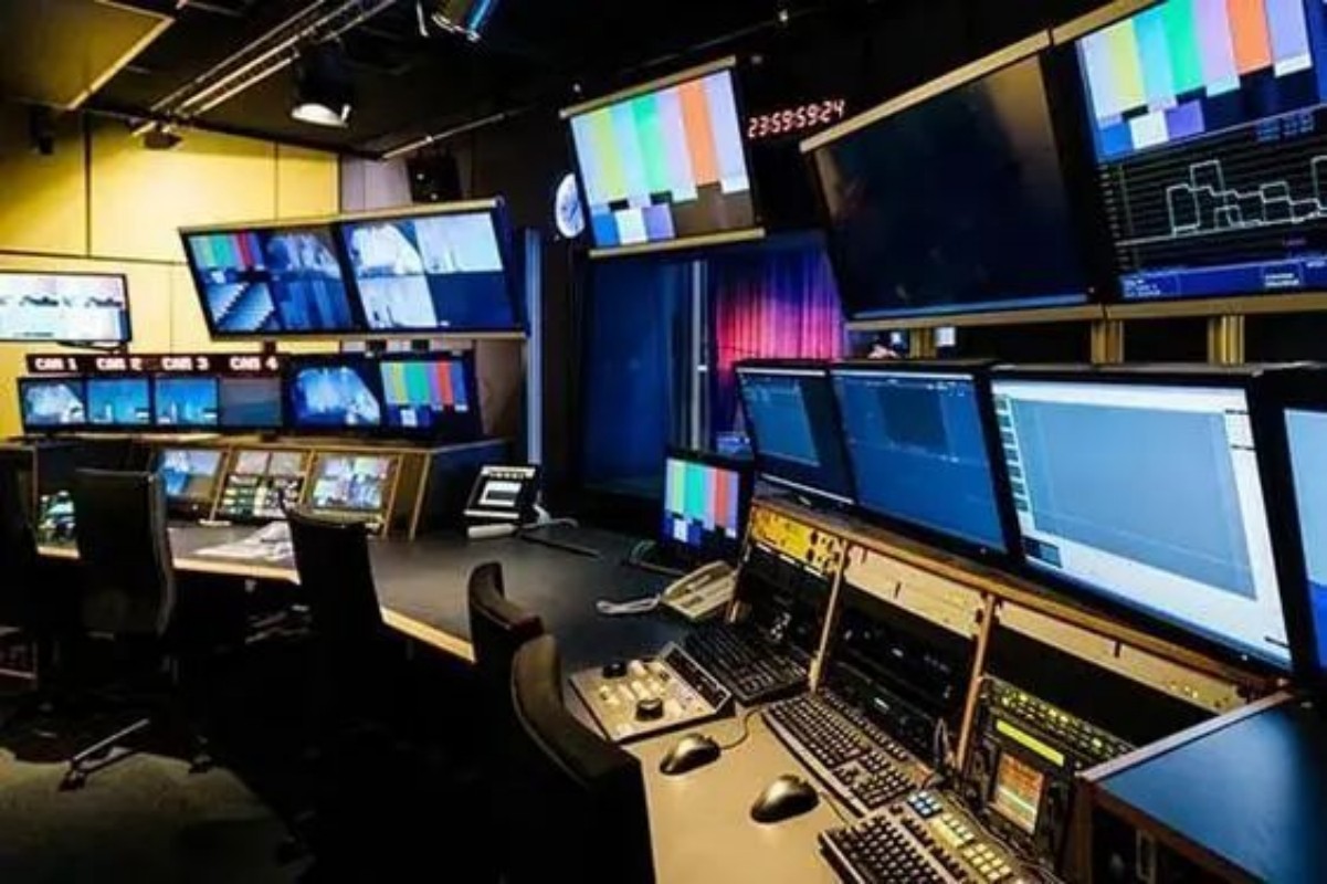 retail store display screens