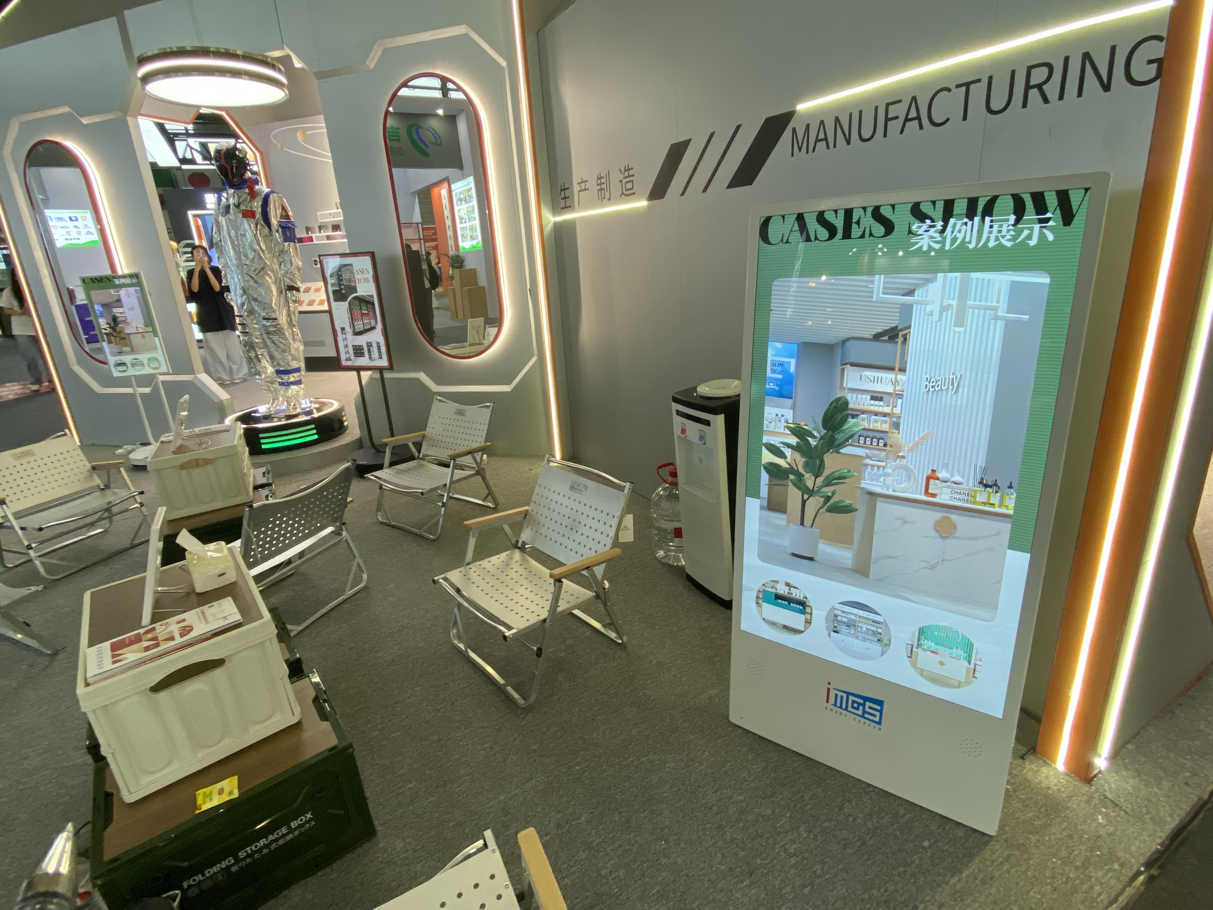 Stop Wasting Time on Unseen Posters — This 19mm Ultra-Thin Ad Display Will Hook Your Customers