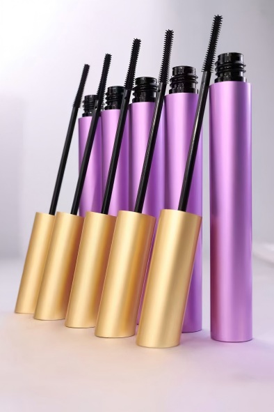 Why are high-end mascara and lip gloss brands turning to aluminum packaging?