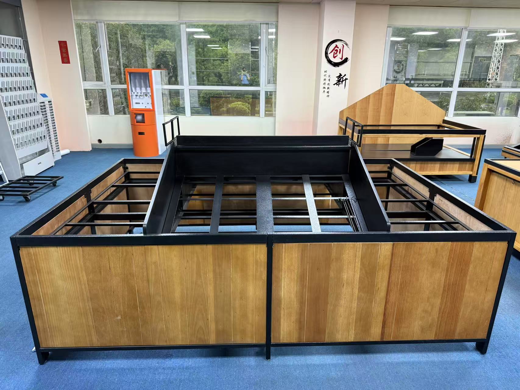 The New Generation of Iron-Wood Combined Supermarket Shelves Reshapes Retail Spaces!