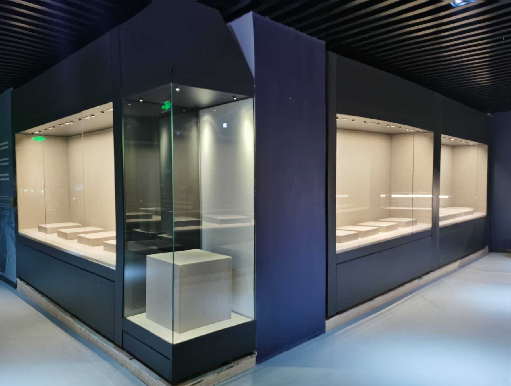 How to Choose the Right Display Cabinet? How to Choose the Right Display Cabinet?