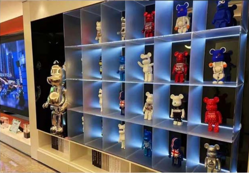Acrylic Display Box With Wooden Shelves For Toy Trophy Sitting Room Storage Box