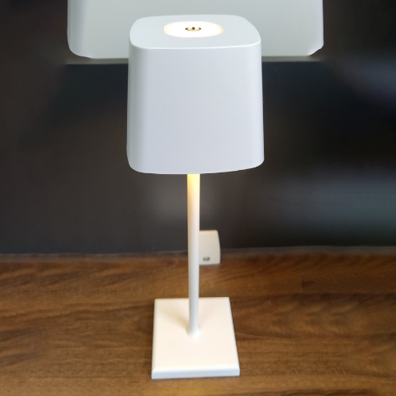 Italian Minimalist Classic Tall Table Lamp For Office
