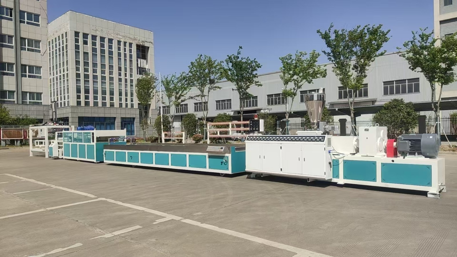 Plastic extrusion mould