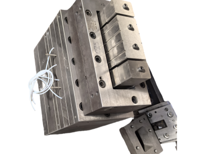 Aluminum plastic co extrusion mold