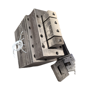 Aluminum plastic co extrusion mold