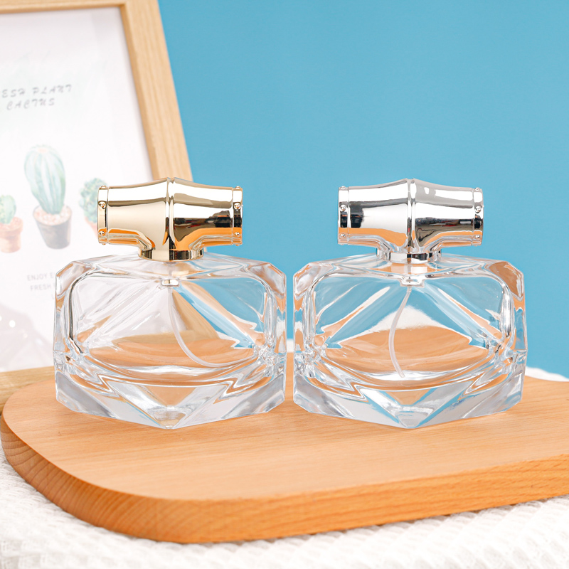 Botella de perfume de cristal de alta gama con diseño facetado de lujo