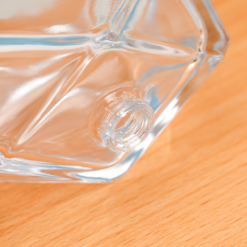 High End Crystal Perfume Bottle With Luxury Faceted Design