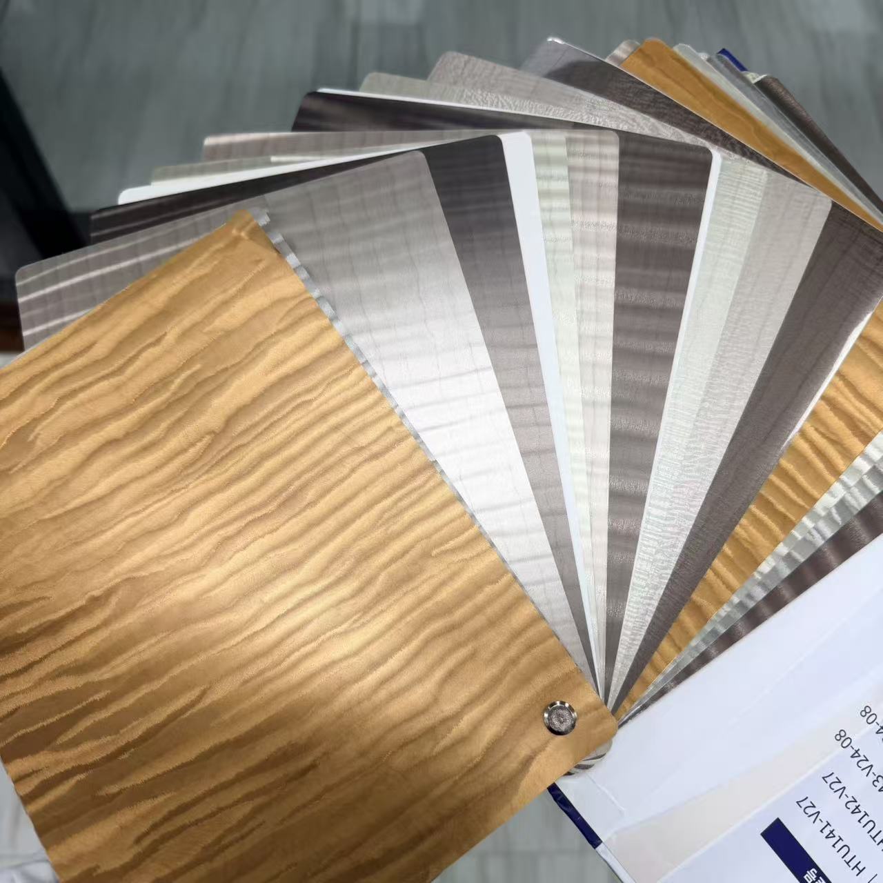 Lumina Holzfurnier-PET-Dekorfolie: Licht, Textur und natürliche Holzschönheit