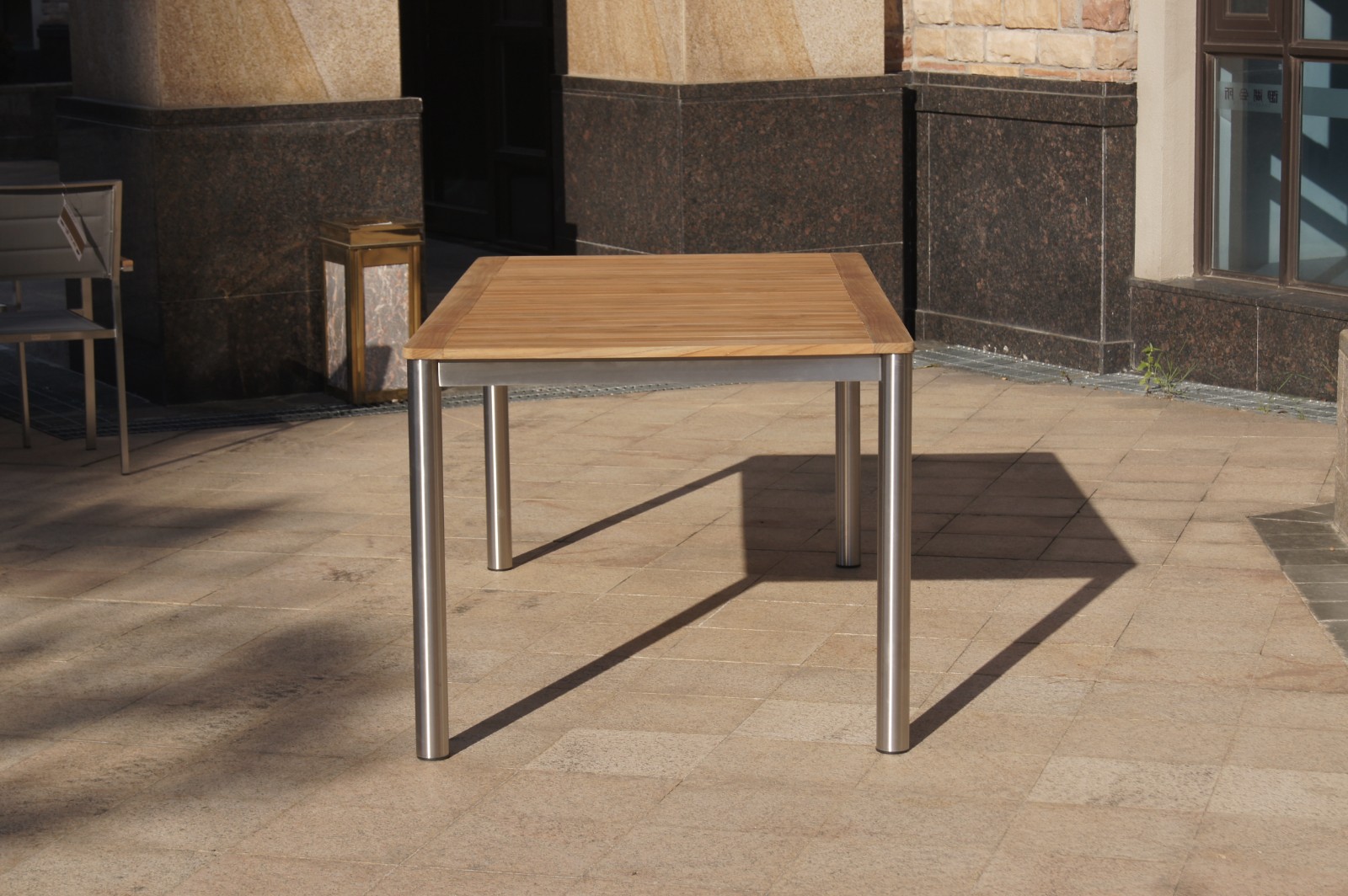 outdoor dining table