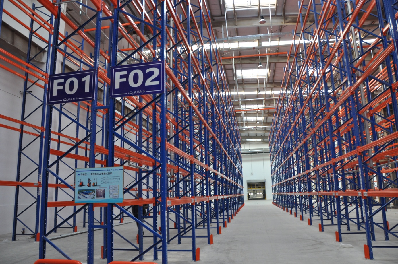 Heavy duty pallet racking system in a logistics warehouse