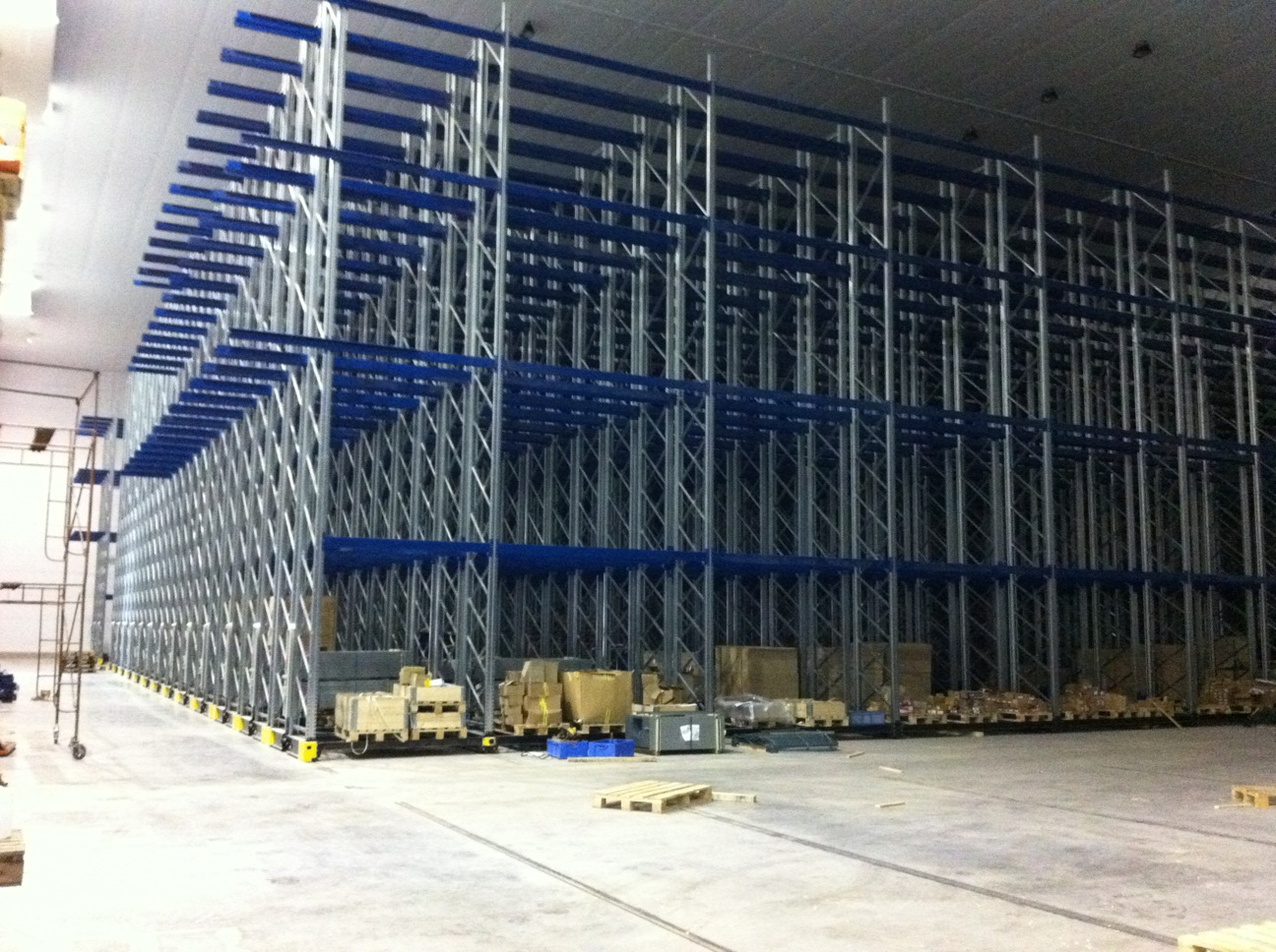 Heavy duty mobile racking for cold storage environments