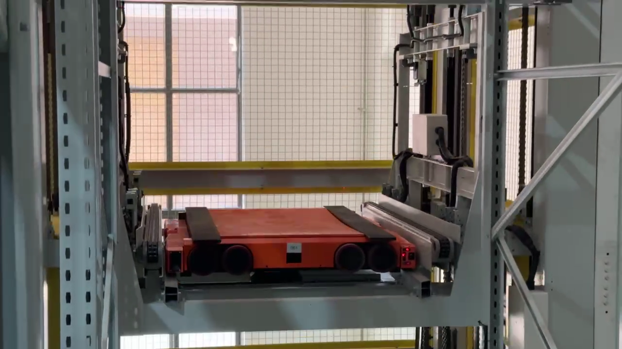 Four-way shuttle changing level with HEGERLS Intelligent Vertical Lift Module