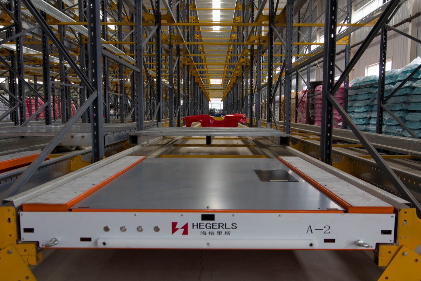 Two-way shuttle operating in high-density warehouse