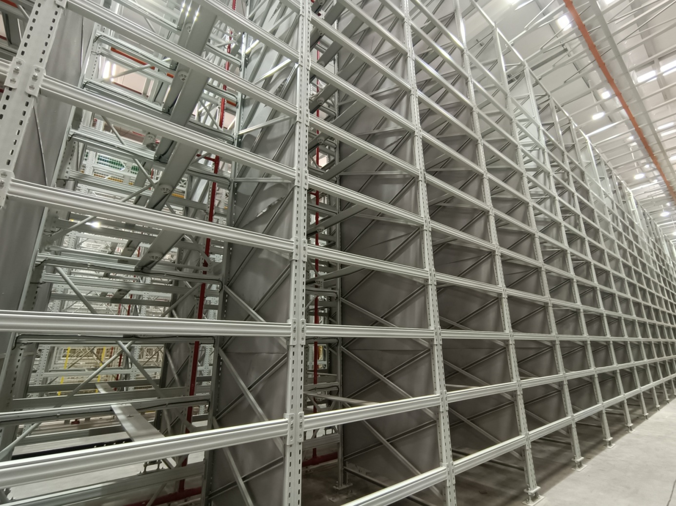 Heavy-duty warehouse racking with anti-corrosion coating