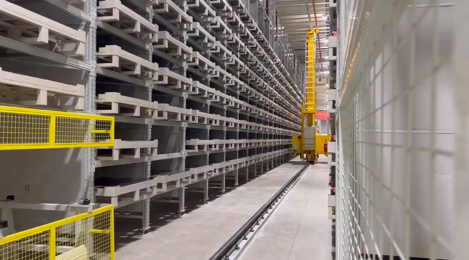 AS/RS stacker crane system in high-bay automated warehouse