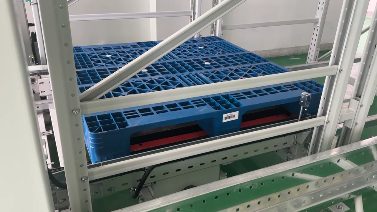  Four-way pallet shuttle systems in food and beverage distribution