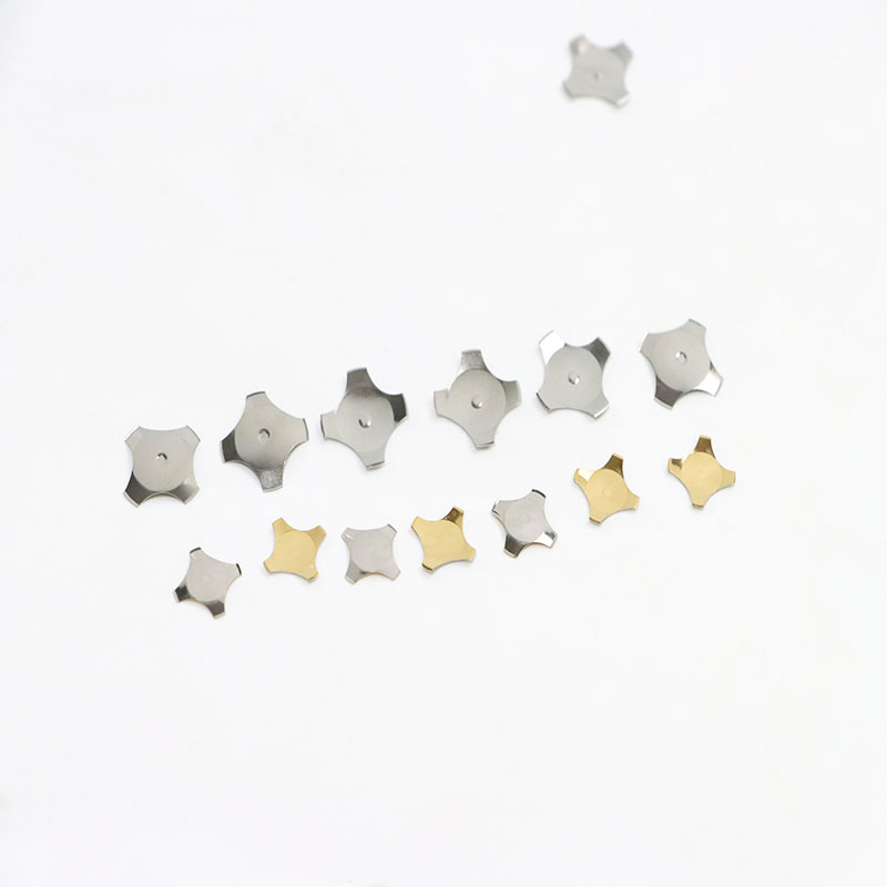 cúpula metálica en forma de cruz