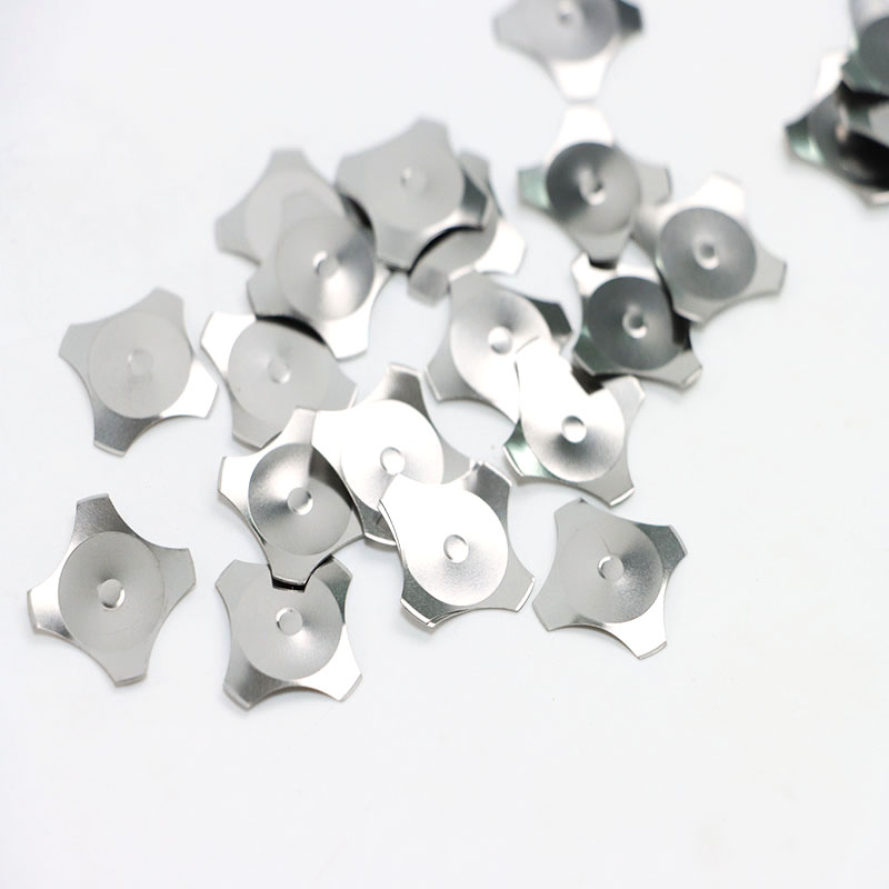 cúpula metálica en forma de cruz