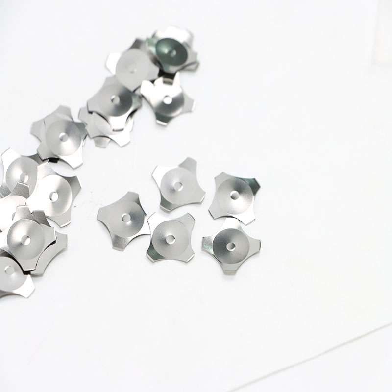 cúpula metálica en forma de cruz