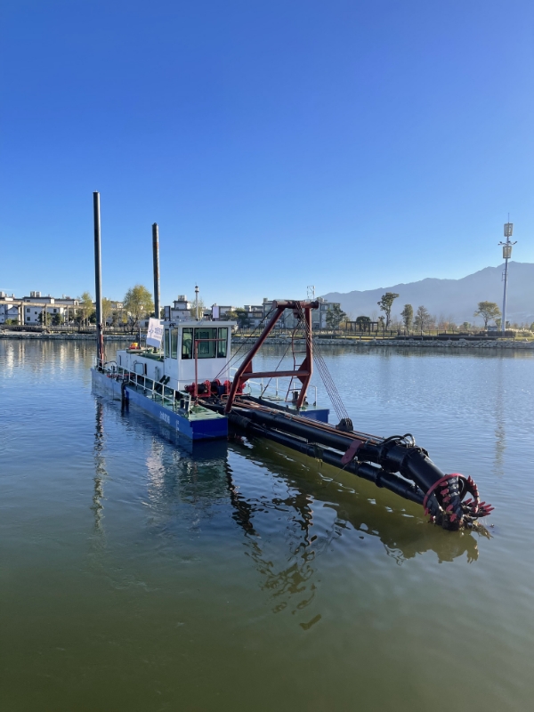 Amphibious Dredgers