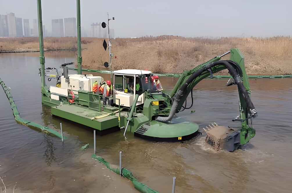 Multifunctional amphibious dredger Multifunctional amphibious dredger