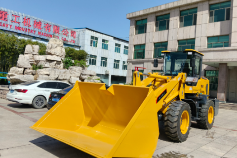 Máy xúc lật bánh lốp 2,5 tấn với gầu xúc lớn đã sẵn sàng để vận chuyển.