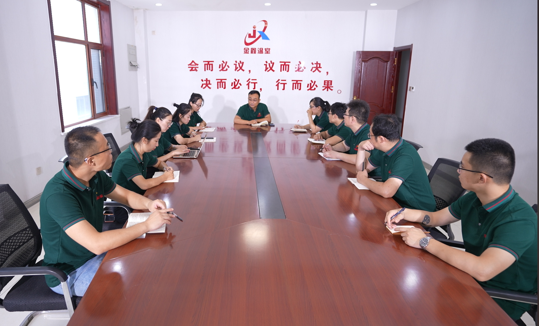 The general manager convened a product quality and service training meeting