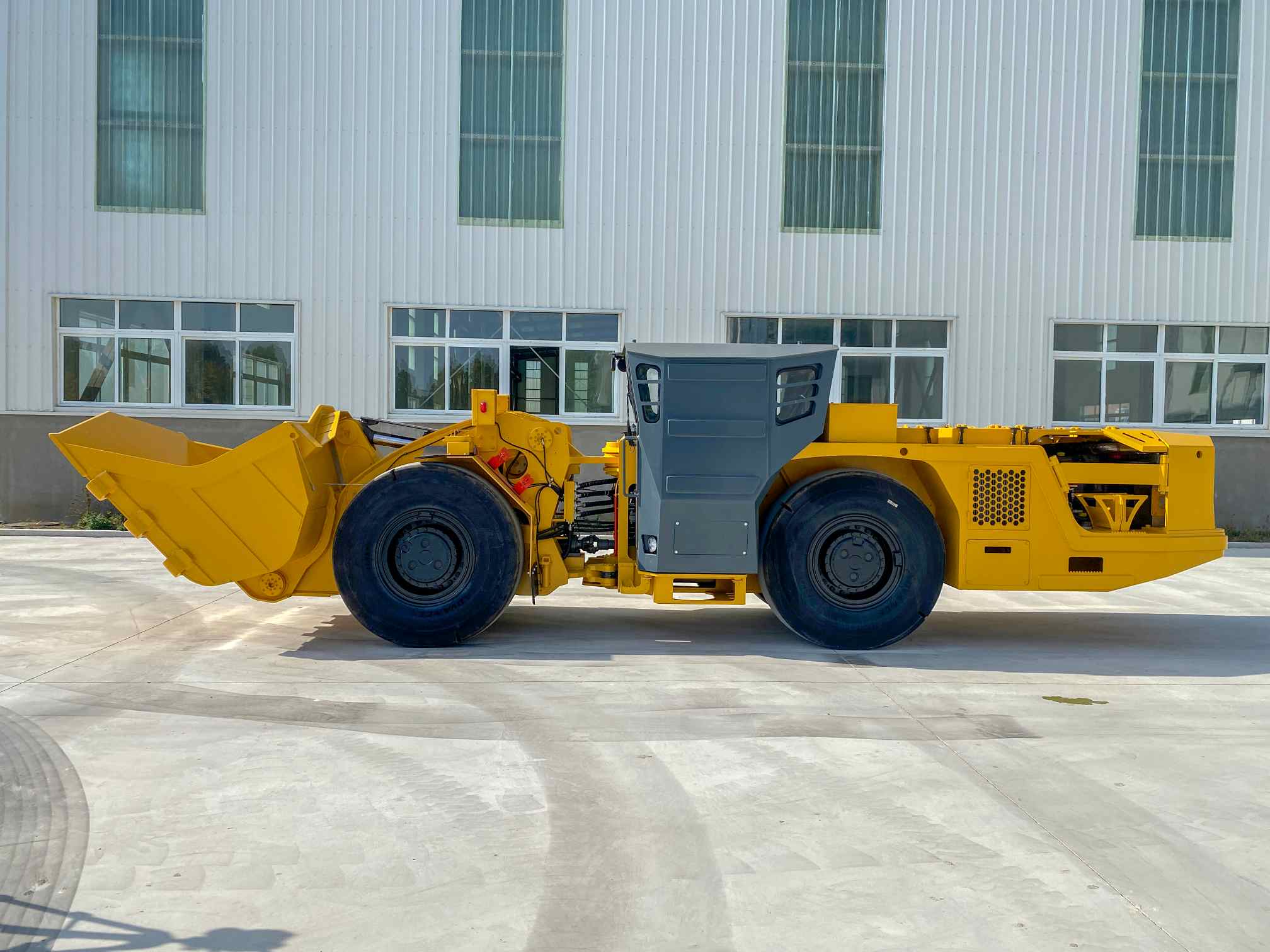 Low Profile Underground LHD Loader