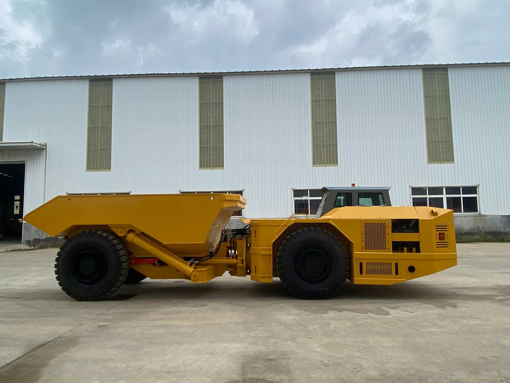 High Quality Diesel Engine 235kW Underground Gold Mining Dumper Truck