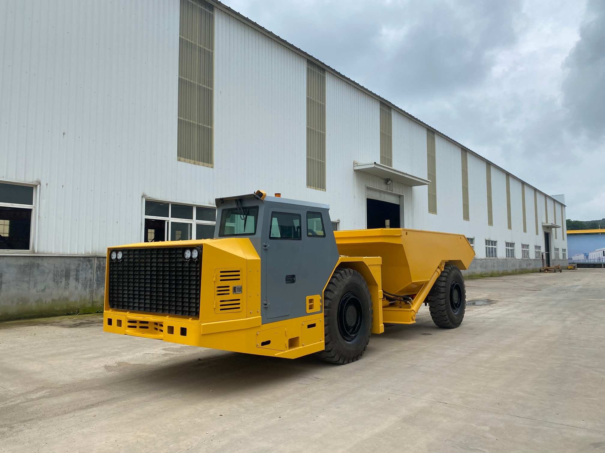 High Quality Diesel Engine 235kW Underground Gold Mining Dumper Truck