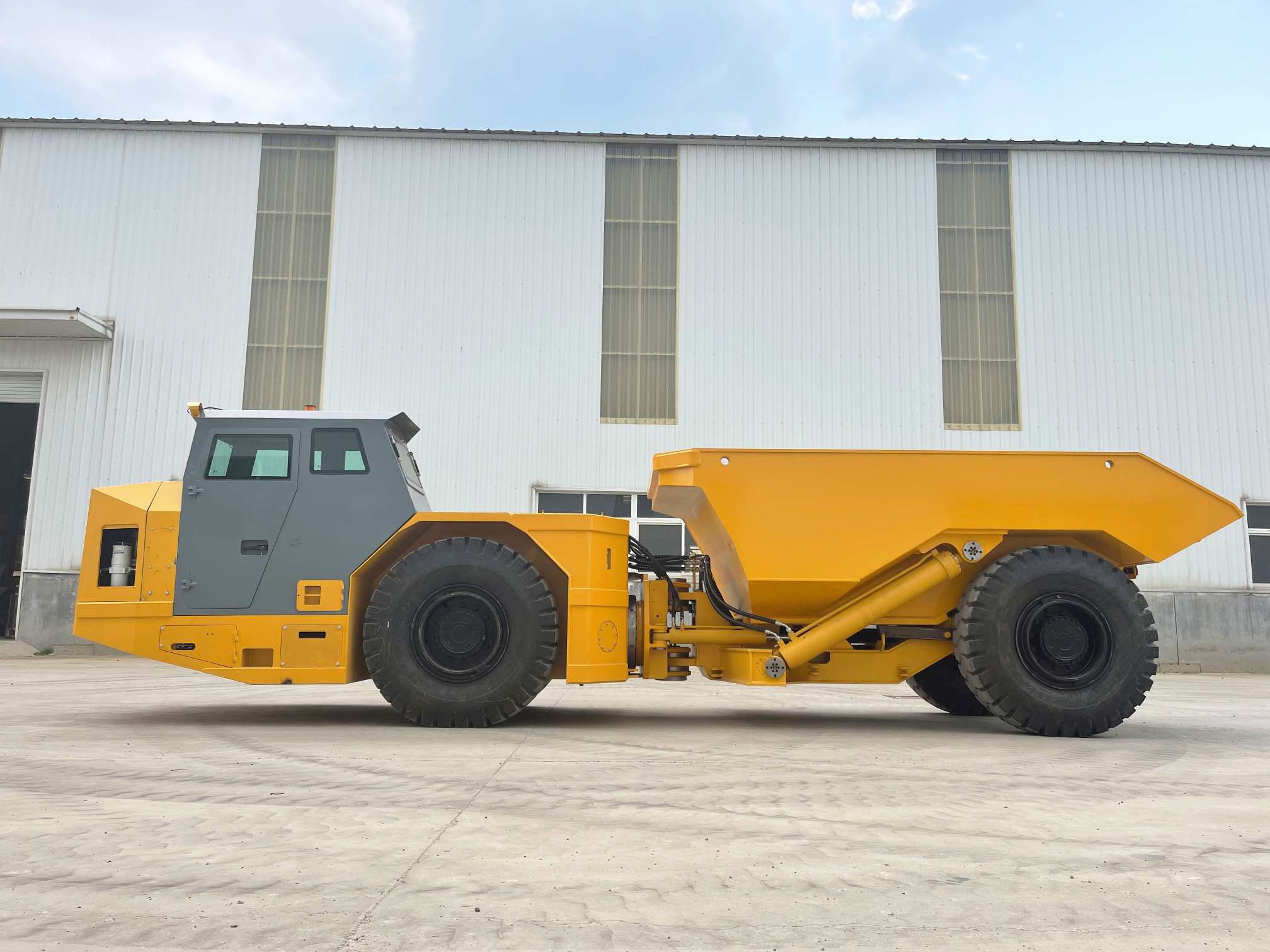 High Quality Diesel Engine 235kW Underground Gold Mining Dumper Truck