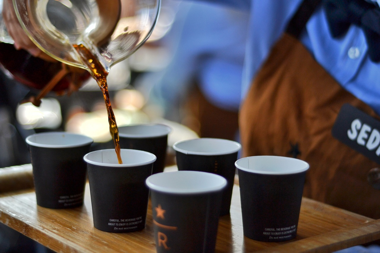 As a novice buyer, how should I determine my purchasing requirements for paper coffee cups?